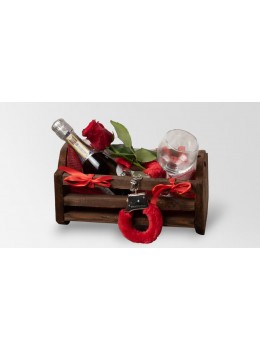 Κούνια ξύλινη με κρασί, ποτήρι, χειροπέδες & τριαντάφυλλο