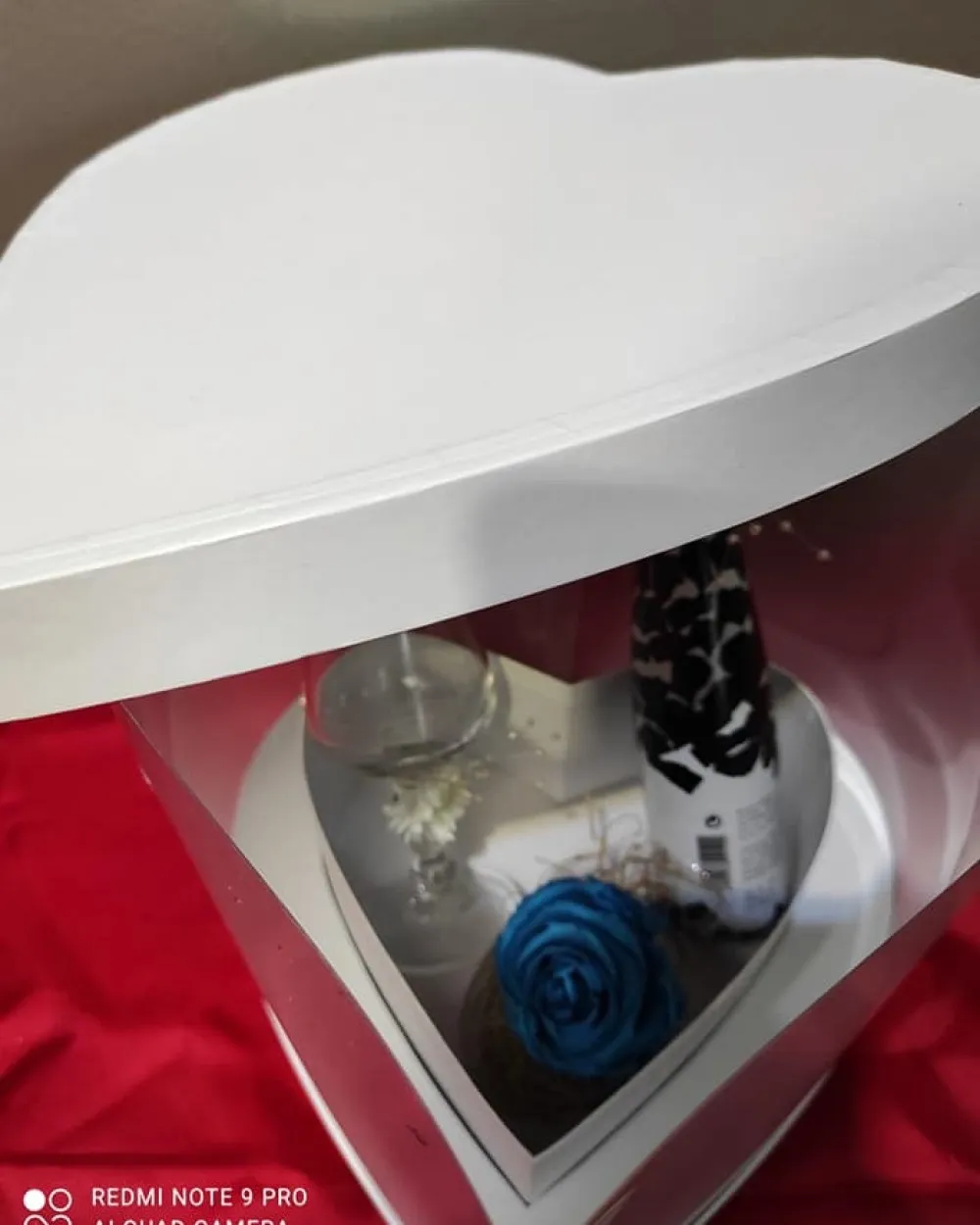 Κουτί καρδιά με κρασί, ποτήρι & αθάνατο τριαντάφυλλο μπλε