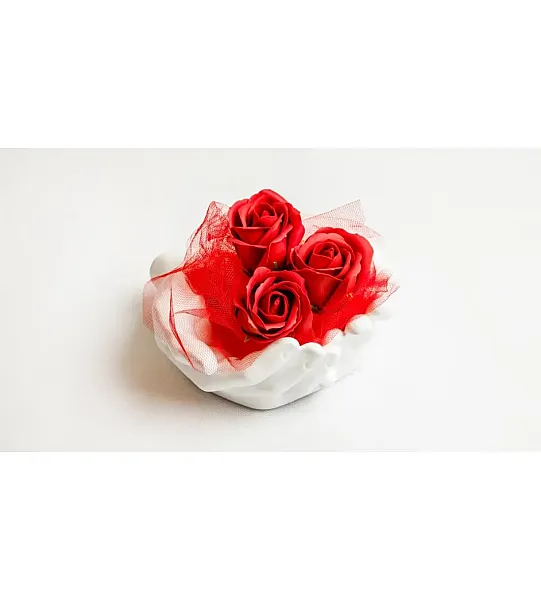 Χούφτα σε λευκό χρώμα με τριαντάφυλλα από σαπούνι