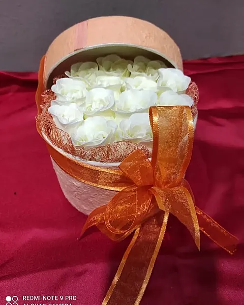 Κουτί στρόγγυλο με τριαντάφυλλα λευκά από σαπούνι